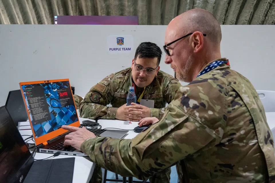 Especialistas en ciberseguridad monitorizando conexiones de red y seguridad digital.