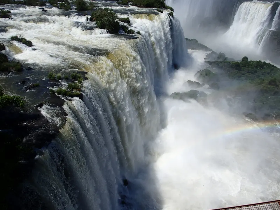Pasarelas panorámicas frente a la Garganta del Diablo en las Cataratas del Iguazú, lado brasileño.