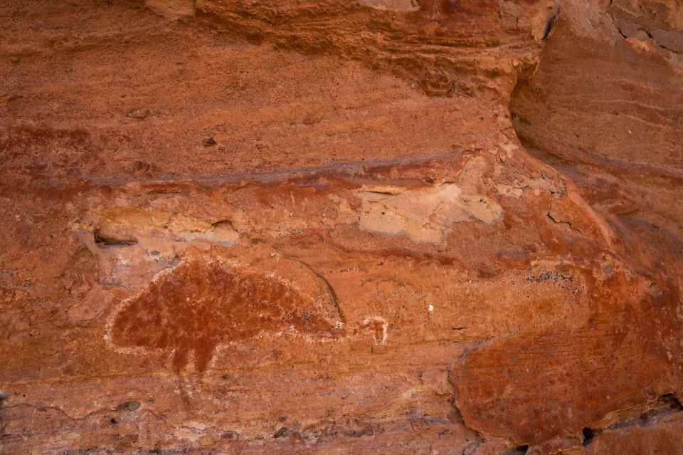 Pinturas rupestres y motivos sagrados de la cultura y cosmología aborigen de Australia.