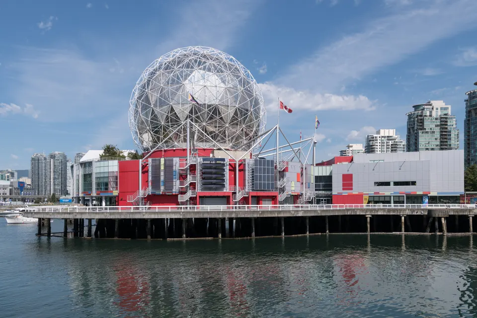 Domo geodésico de Science World reflejado sobre las aguas de False Creek en Vancouver.