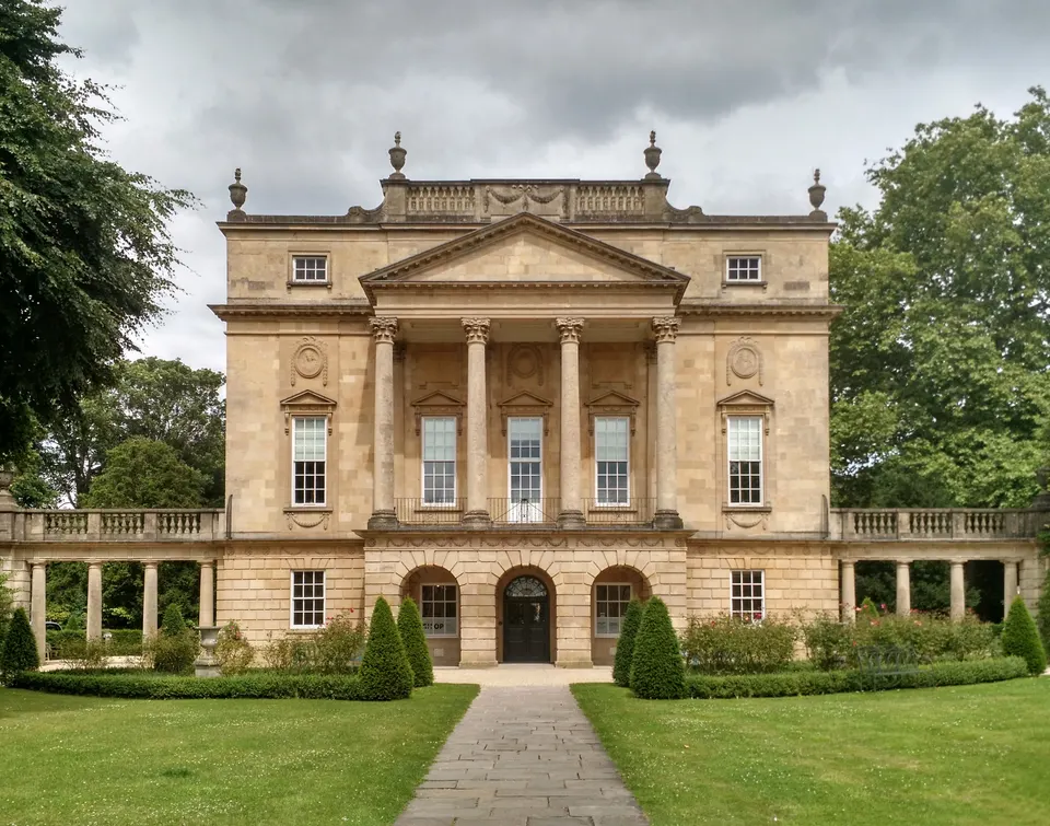 Fachada georgiana del Museo Holburne en Sydney Gardens, Bath.