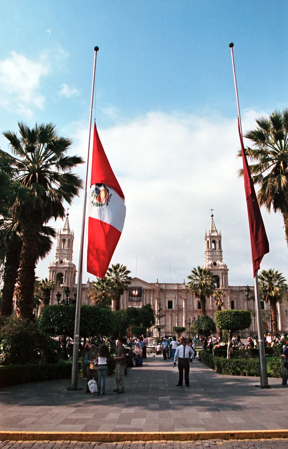 Portales de sillar blanco y la fachada neoclásica de la Basílica Catedral en la Plaza de Armas de Arequipa