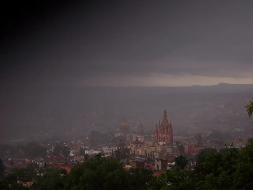Vista panorámica de San Miguel de Allende desde El Mirador con tejados coloniales y la Parroquia.