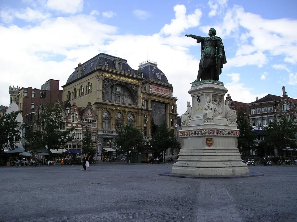 La plaza Vrijdagmarkt de Gante, sede histórica del mercado semanal de los viernes.
