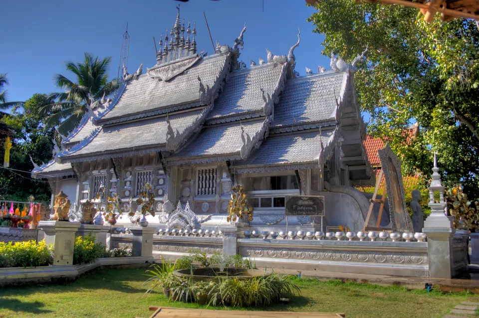 Fachada y relieves cincelados enteramente en plata y aluminio en Wat Sri Suphan, Chiang Mai.