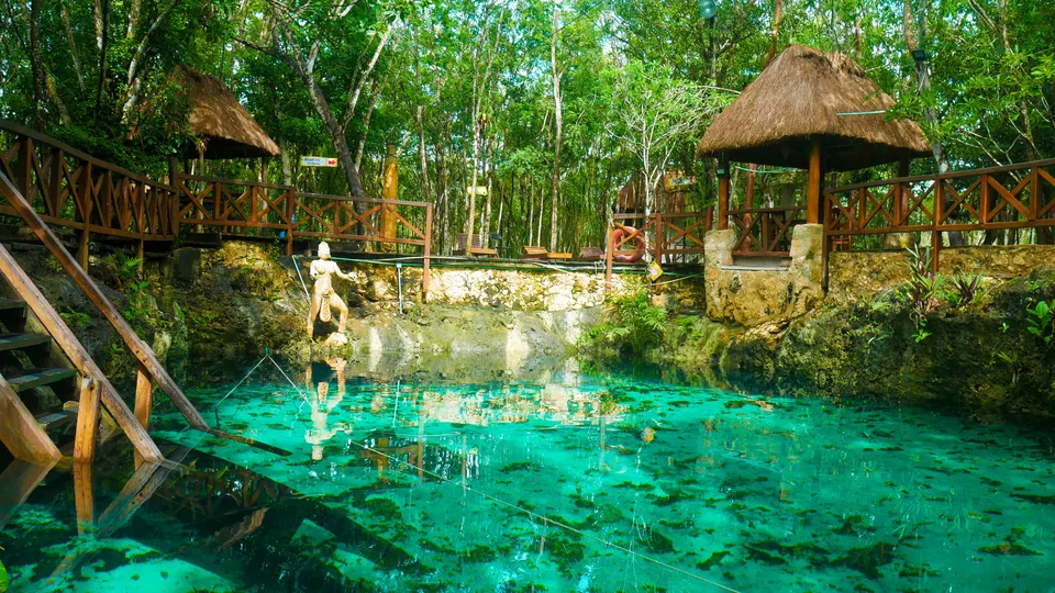 Piscina natural de aguas verde esmeralda y tirolesa en el Cenote Zacíl-Ha.