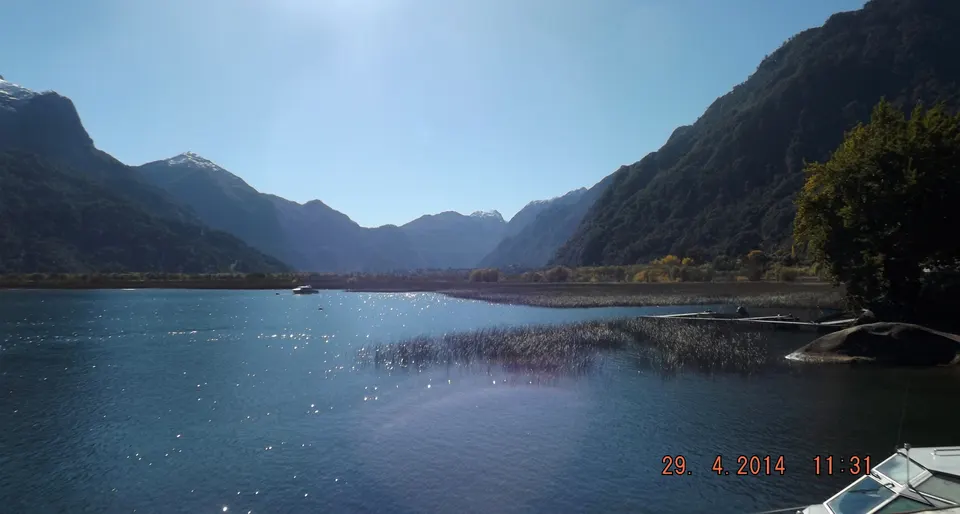Pequeño poblado ecológico de Peulla resguardado entre murallones cordilleranos y cascadas cristalinas