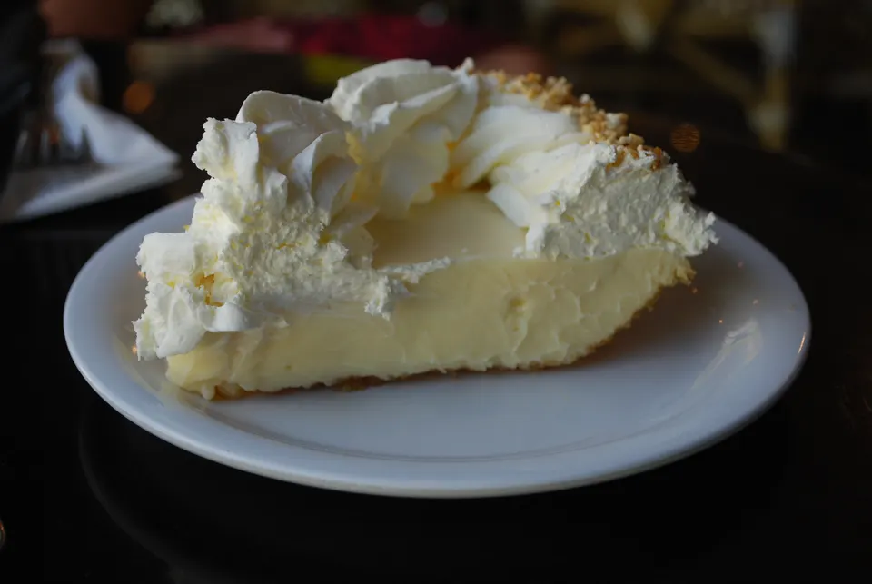Slice of key lime pie served in Miami Beach, Florida en orlando
