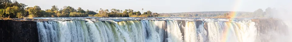 Imponente cortina de agua de las Cataratas Victoria arrojándose hacia la profunda garganta de basalto.