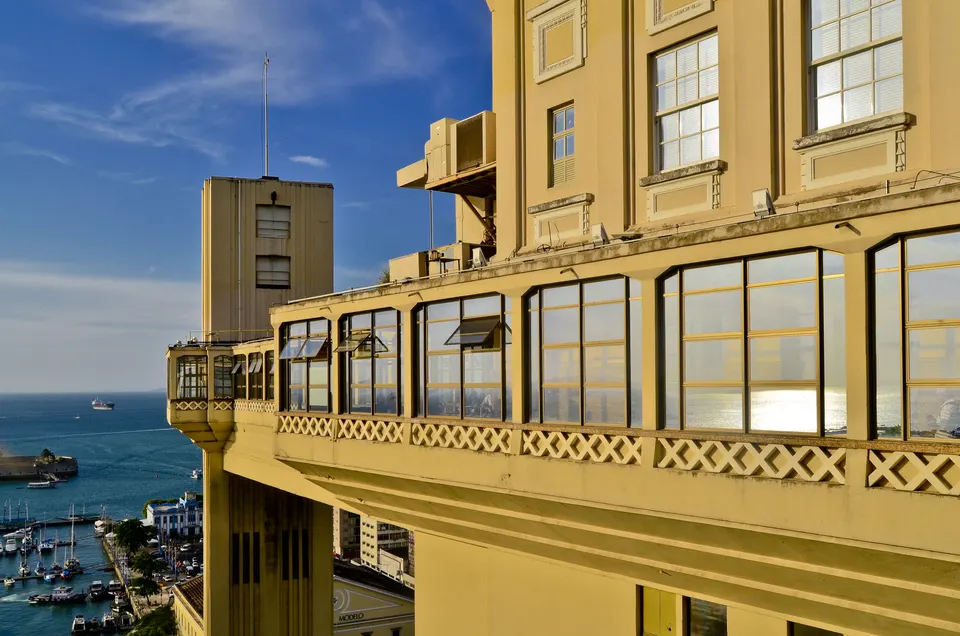 Torre art déco del Elevador Lacerda conectando Cidade Alta y Cidade Baixa con vista a la Bahía de Todos los Santos.