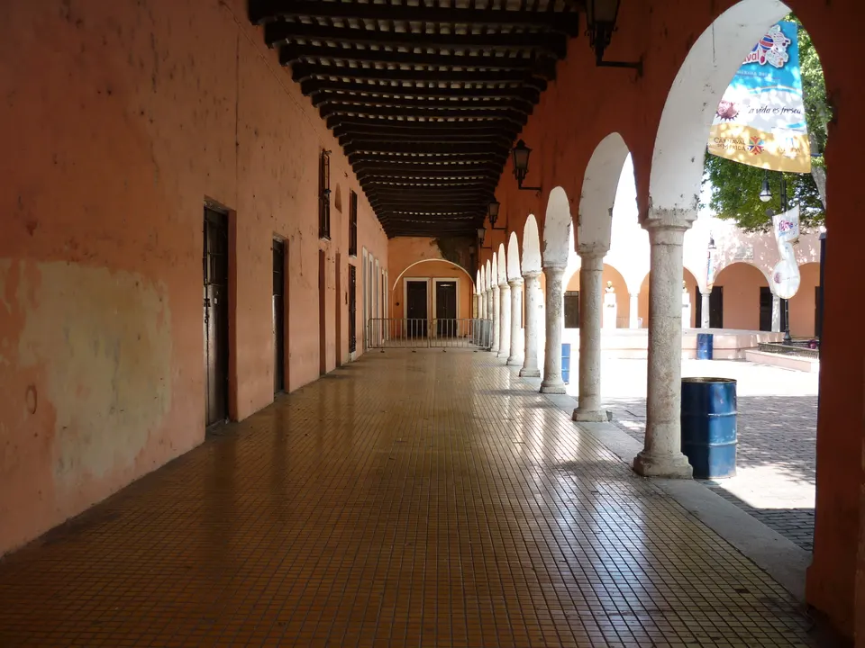 Arcos coloniales y terrazas de restaurantes en el Parque de Santa Lucía de Mérida.