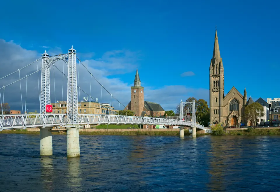 El puente peatonal de Greig Street, sobre el río Ness, Inverness.