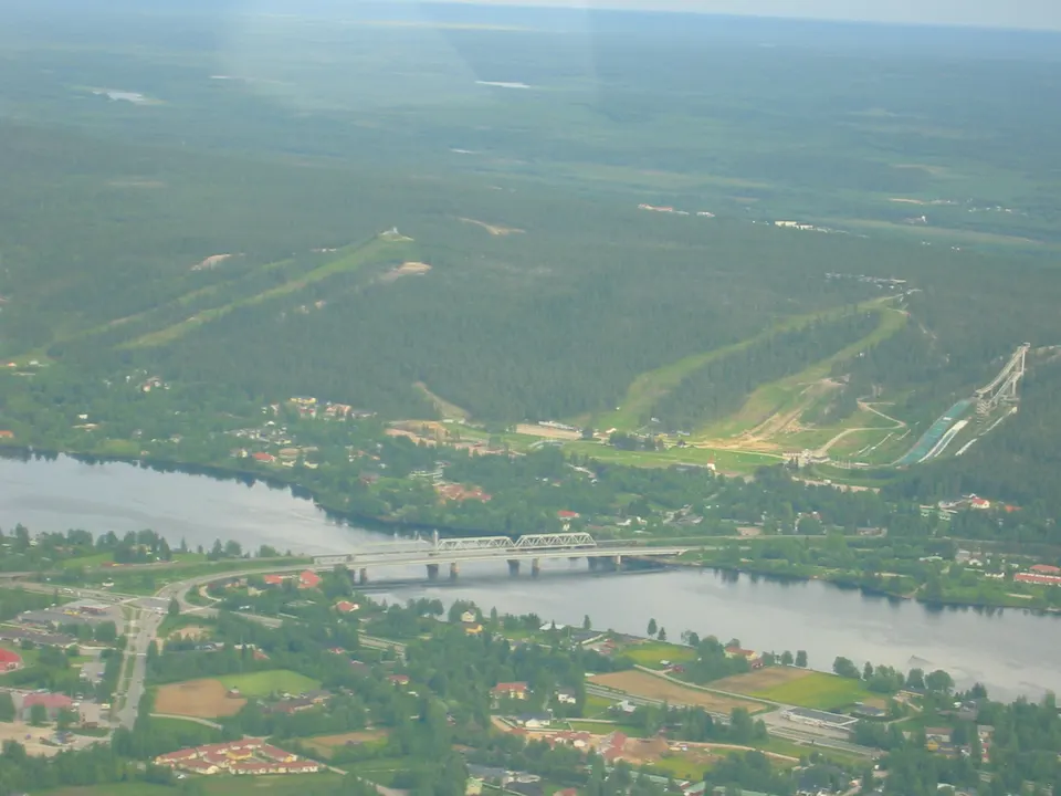 Mirador panorámico de la colina de Ounasvaara con vistas al bosque boreal y la ciudad de Rovaniemi.