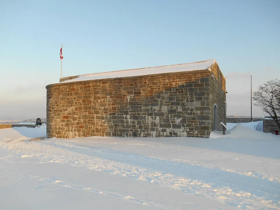 Murallas y reductos de piedra de la histórica fortaleza militar La Citadelle de Québec sobre Cap Diamant.