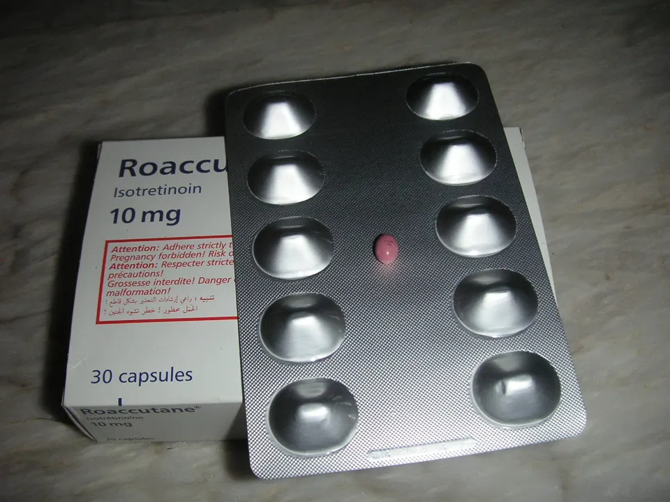 Blíster de medicamentos y pastillas esenciales para el botiquín de viaje internacional.