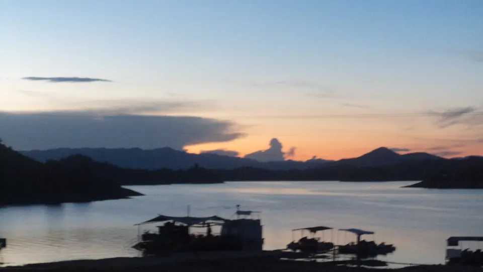 El gigantesco monolito de la Piedra del Peñol elevándose sobre el laberinto de islas verdes del embalse de Guatapé