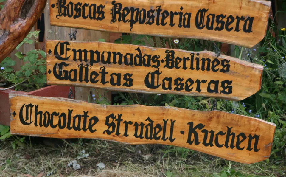 Porción de tradicional kuchen de frutos del bosque servido con café en un salón de té lacustre