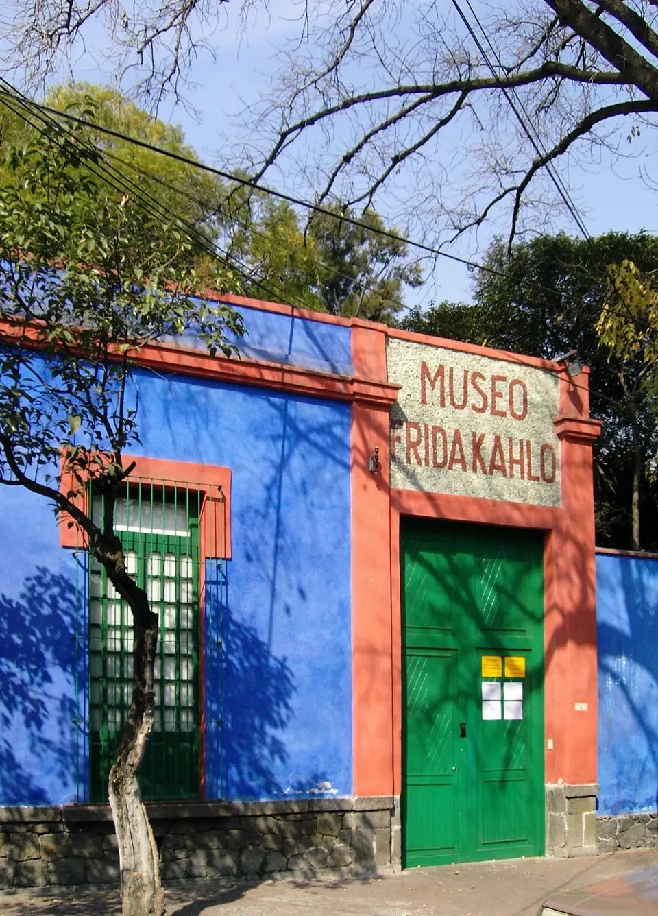 The blue House in Coyoacan, where Frida Kahlo and Diego Rivera lived from 1929-1954, now a Museum en ciudad-de-mexico