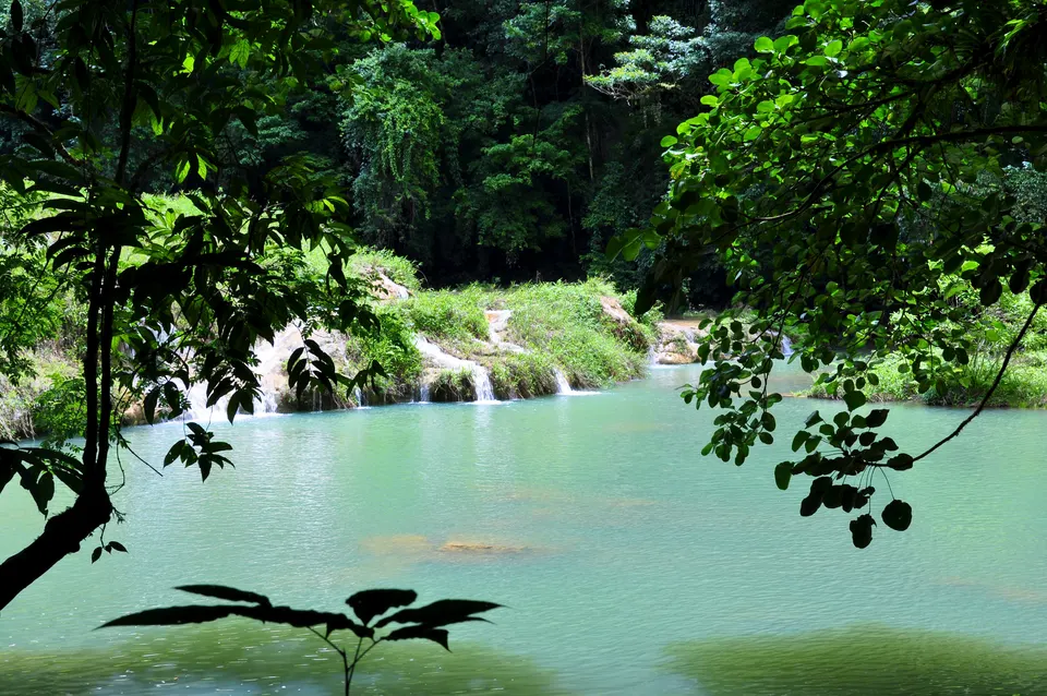 Cordillera kárstica cubierta de bosque subtropical húmedo en el cañón de Semuc Champey.