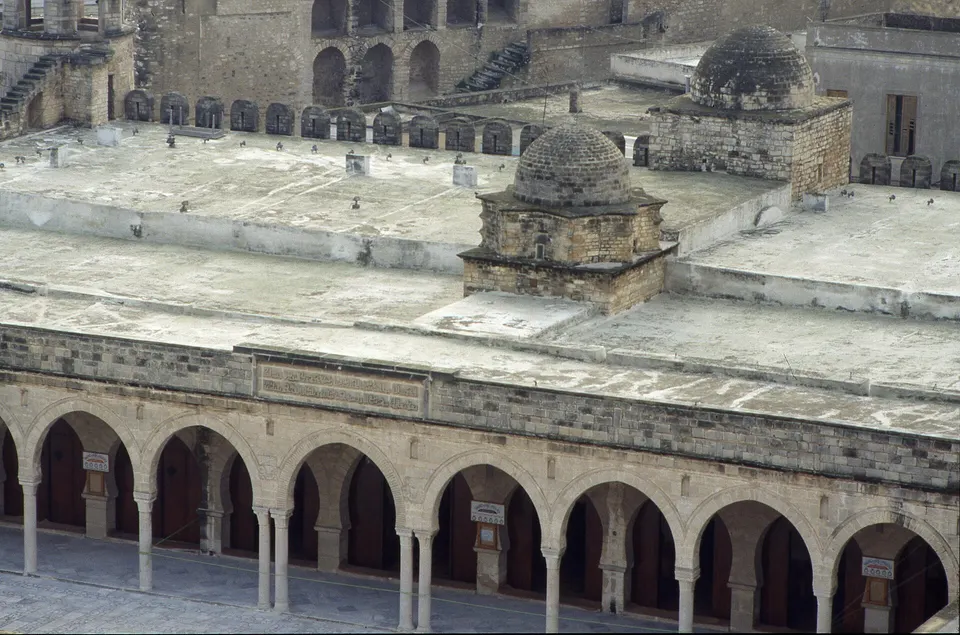 Sobrias arcadas del patio de la Gran Mezquita fortificada de Susa erigida en 851.