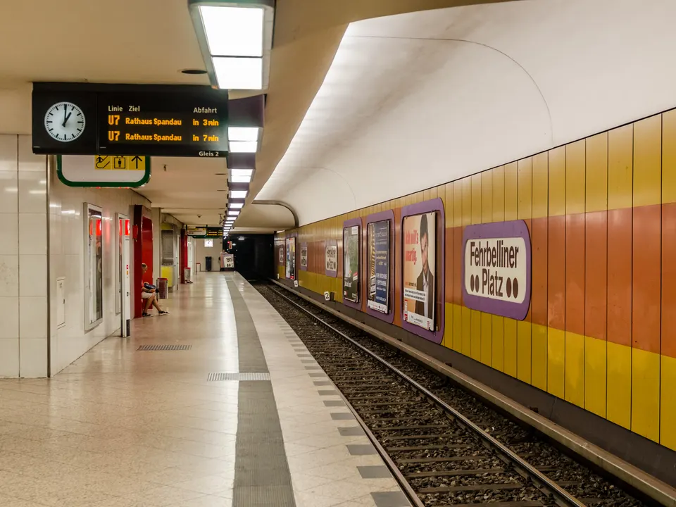 Andén de estación de metro subterráneo para desplazarse por libre en transporte público.