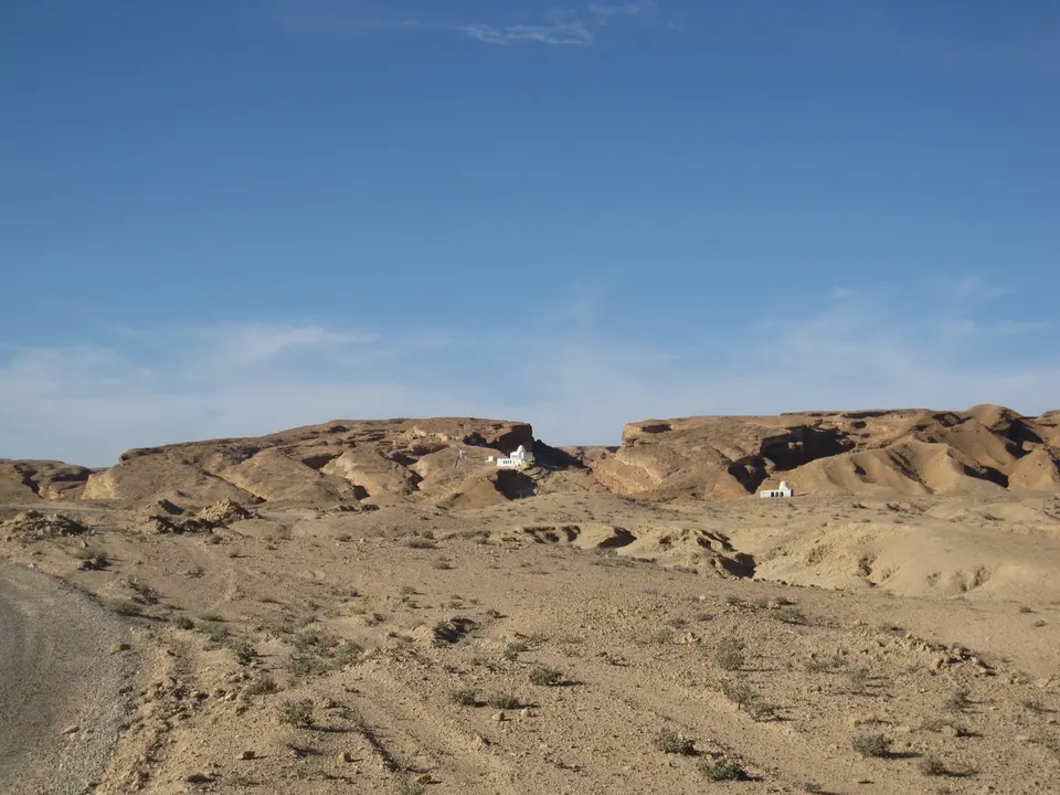 Paredes verticales de roca rojiza en el cañón de Sidi Bouhlel, escenario de cine mítico.