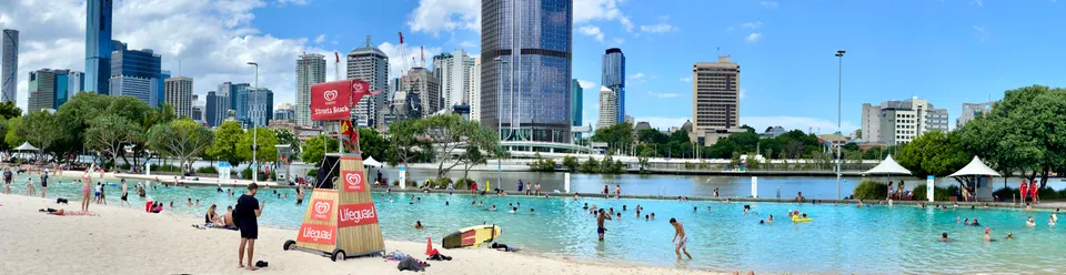 Playa artificial de arena blanca y laguna de Streets Beach en el parque South Bank de Brisbane.
