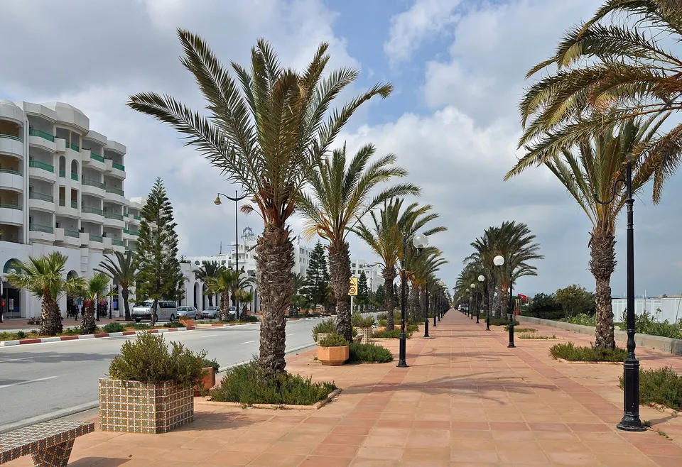 Extensa playa mediterránea de arena fina y aguas mansas en el golfo de Hammamet.