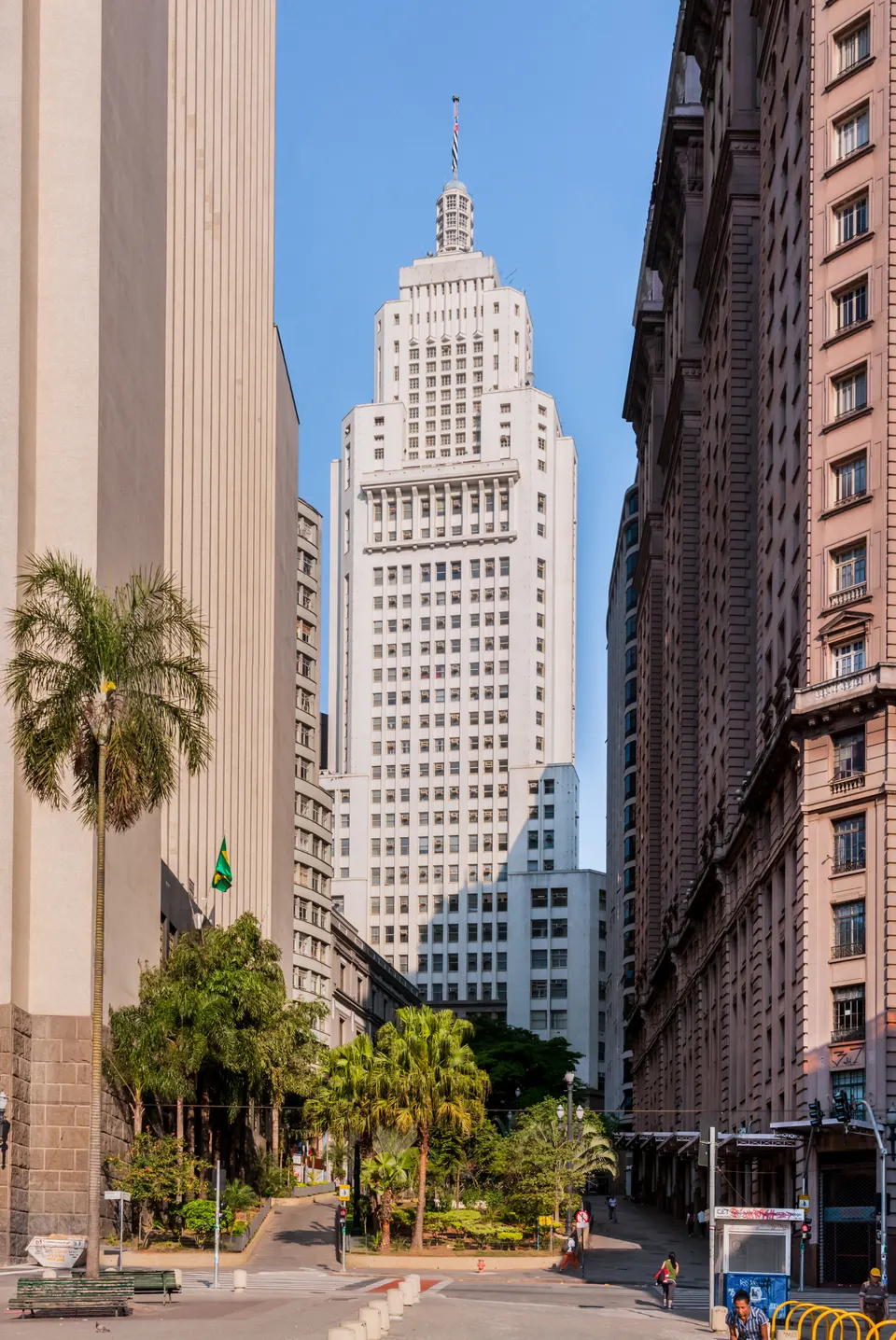 Torre art déco del Farol Santander (antiguo edificio Banespa) elevándose sobre el denso horizonte urbano del centro de São Paulo.