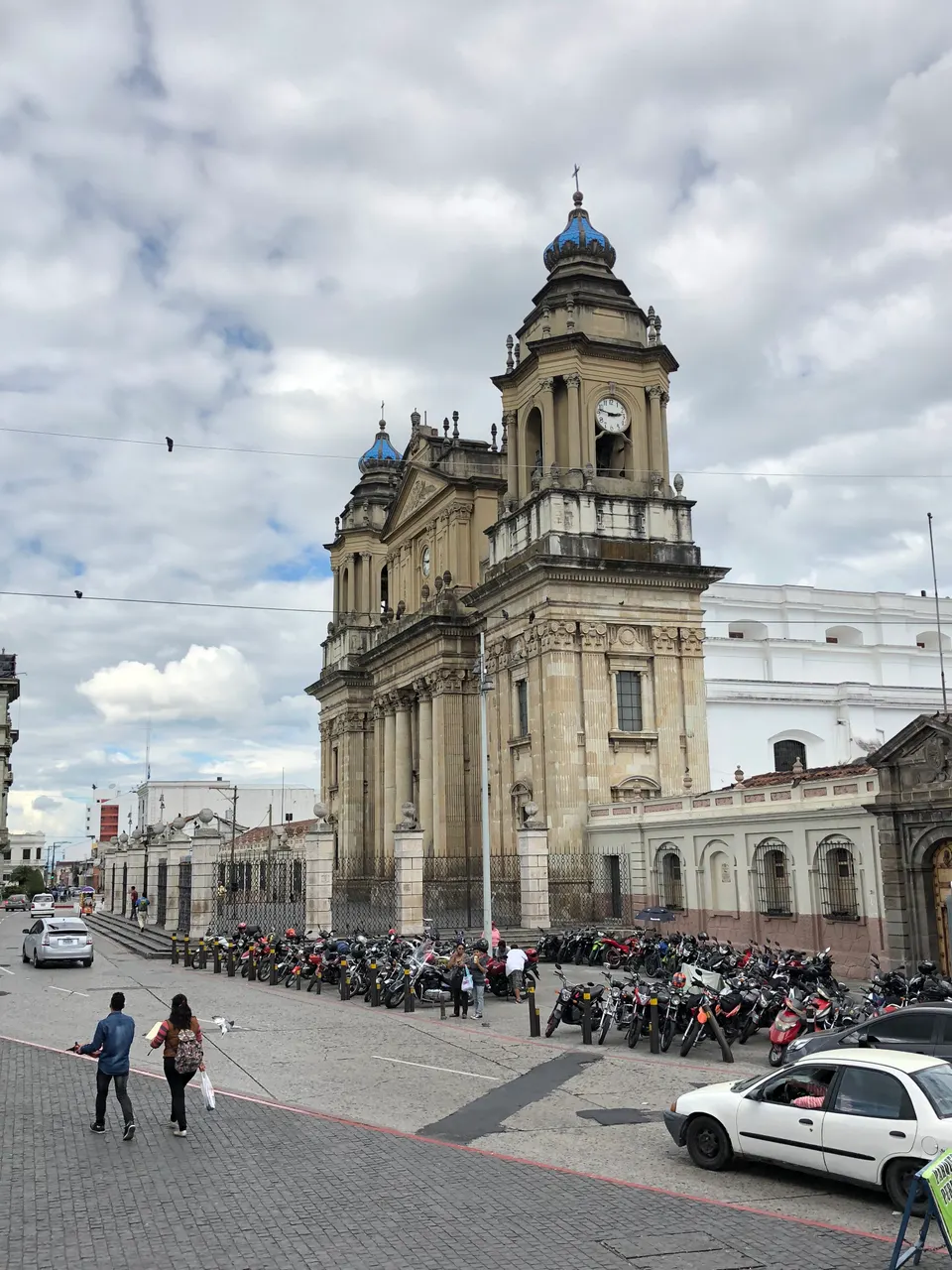 Fachada neoclásica con torres campanario de la Catedral Metropolitana de Santiago de Guatemala frente a la Plaza Mayor.