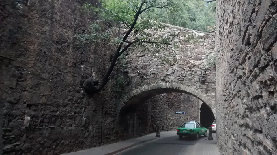 Arcadas de piedra iluminadas de la red de calles y túneles subterráneos de Guanajuato.