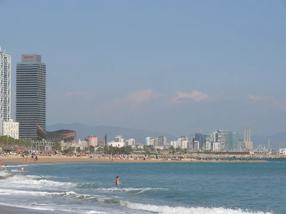 La playa urbana de la Barceloneta en Barcelona.