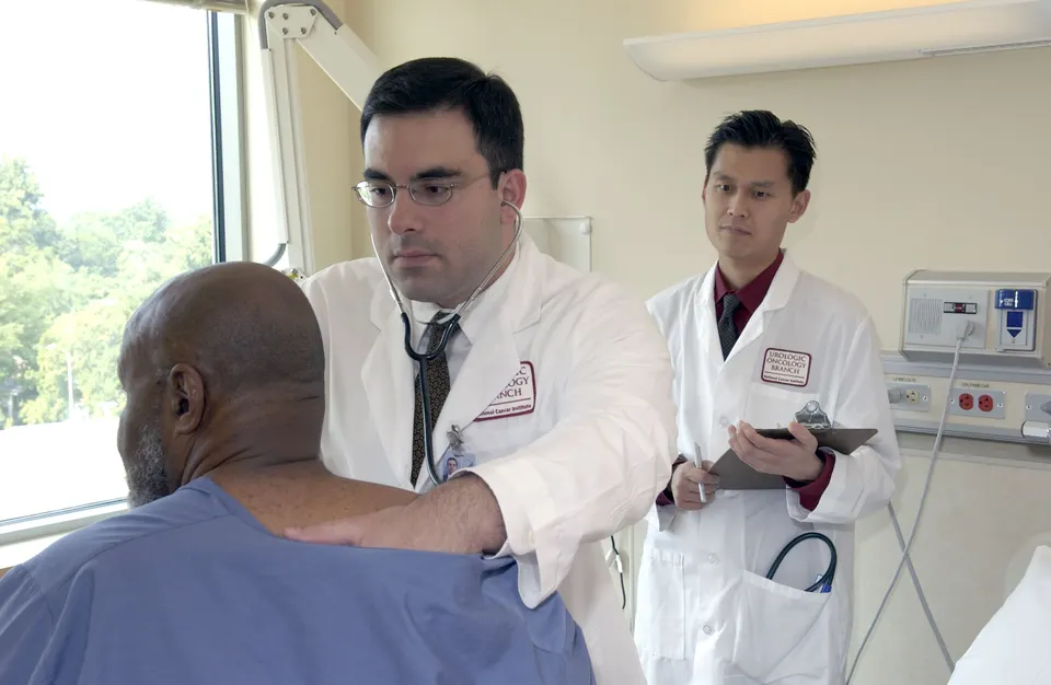 Profesional de la salud atendiendo a un paciente en una consulta clínica de urgencias.