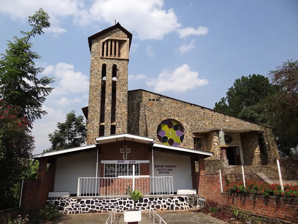Vista de la pintoresca península de Kibuye y su iglesia histórica junto a las aguas del lago.