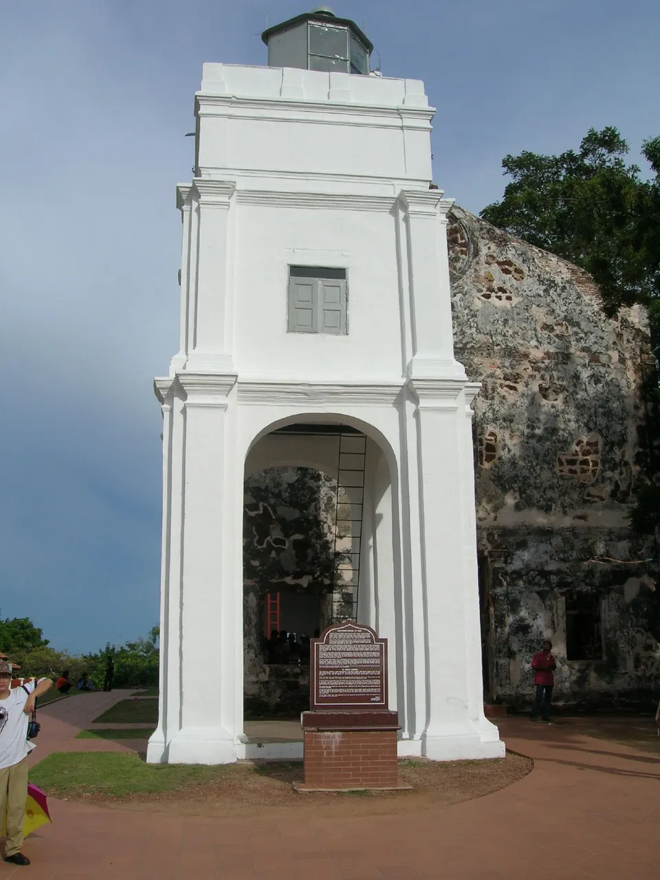 Ruinas históricas de la Iglesia de San Pablo en lo alto de la colina con vistas al Estrecho de Malaca.