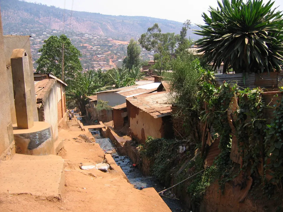 Calles dinámicas y vida cotidiana en el histórico y cosmopolita barrio de Nyamirambo en Kigali.