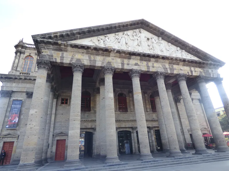 Vista de la fachada del Teatro Degollado, Guadalajara en guadalajara