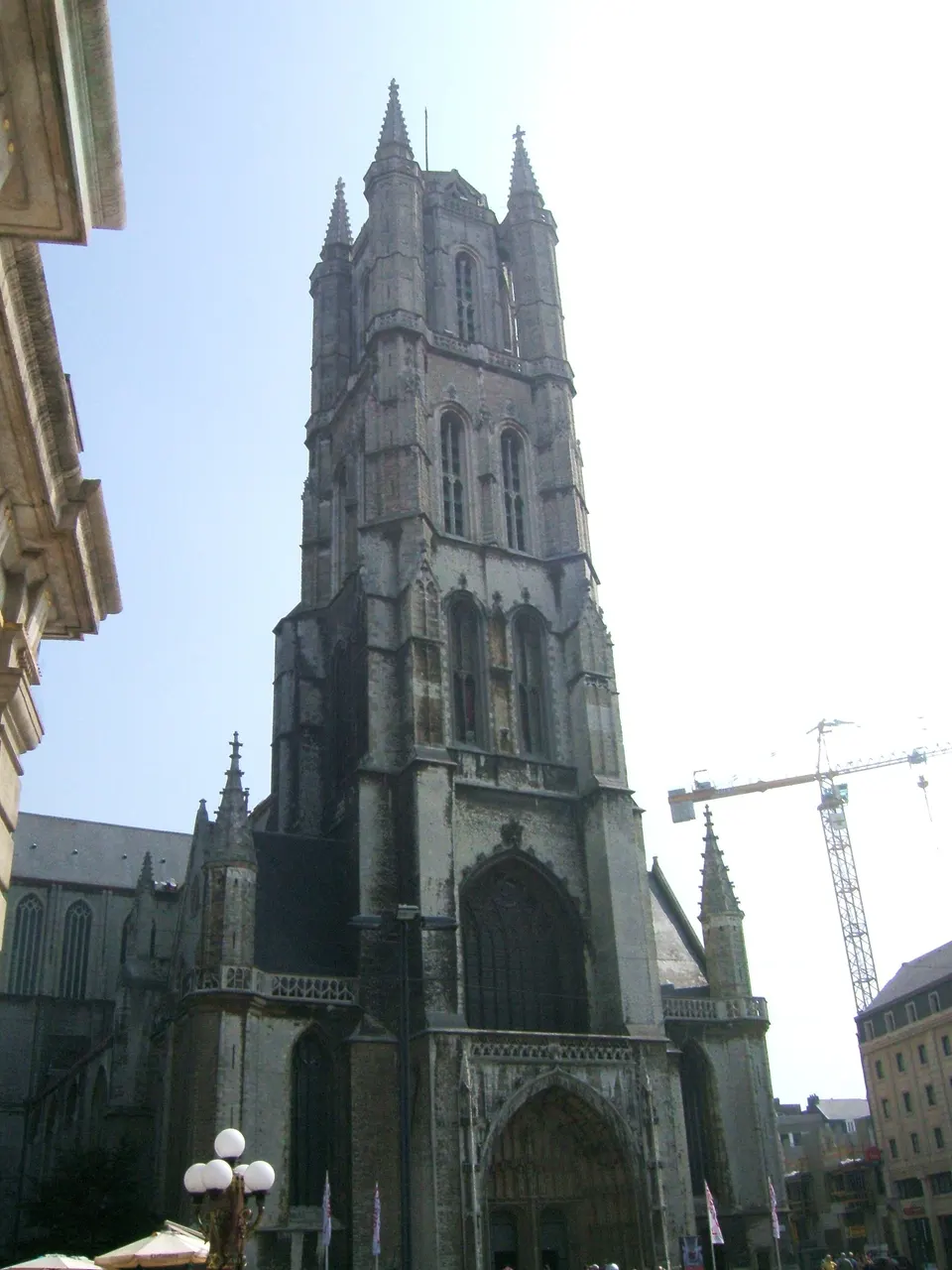 Fachada de la Catedral de San Bavón de Gante, que alberga el retablo del Cordero Místico de los hermanos Van Eyck.