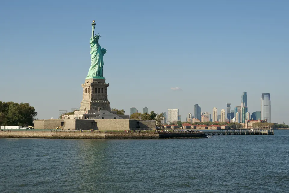 Vista de Liberty Island y la estatua desde el ferry que la visita.