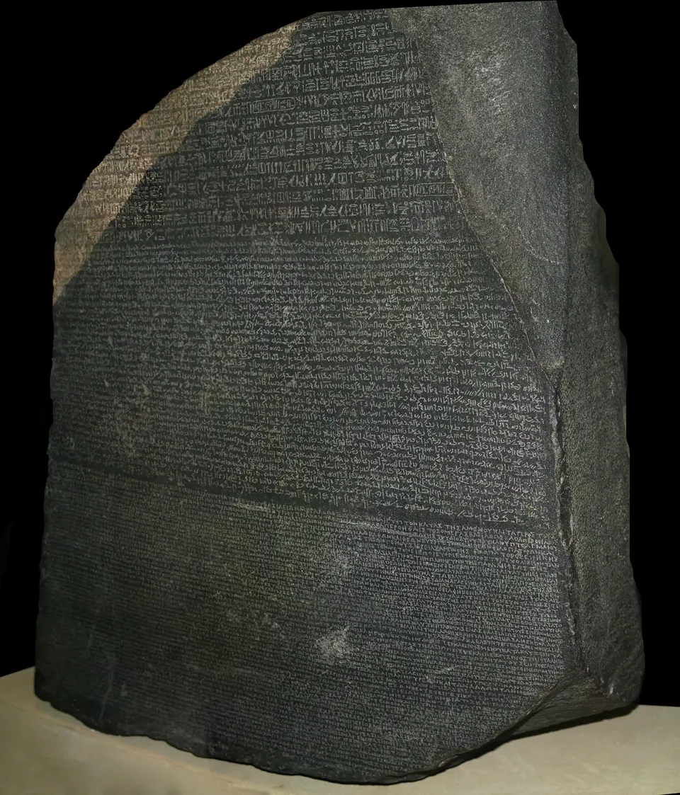 La Piedra de Rosetta en su vitrina del Museo Británico, clave histórica para descifrar los jeroglíficos egipcios.