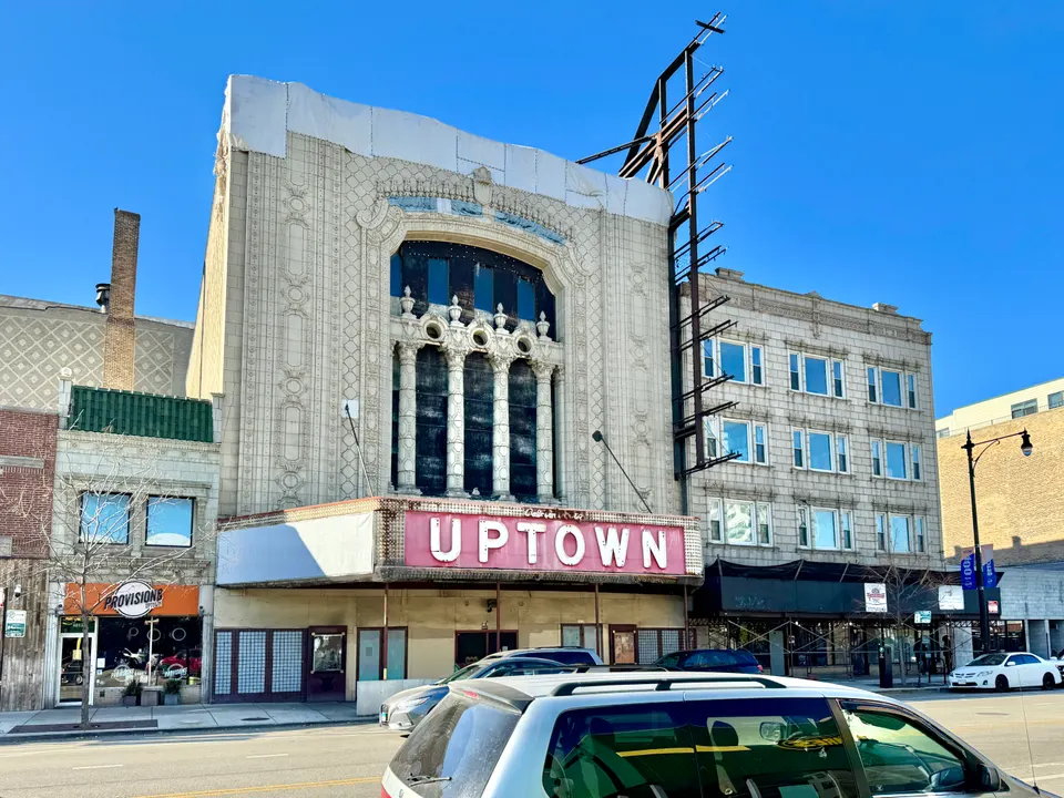 Built in 1925, this Spanish Renaissance Revival-style building was designed by Rapp and Rapp for Balaban and Katz to ser en nueva-york