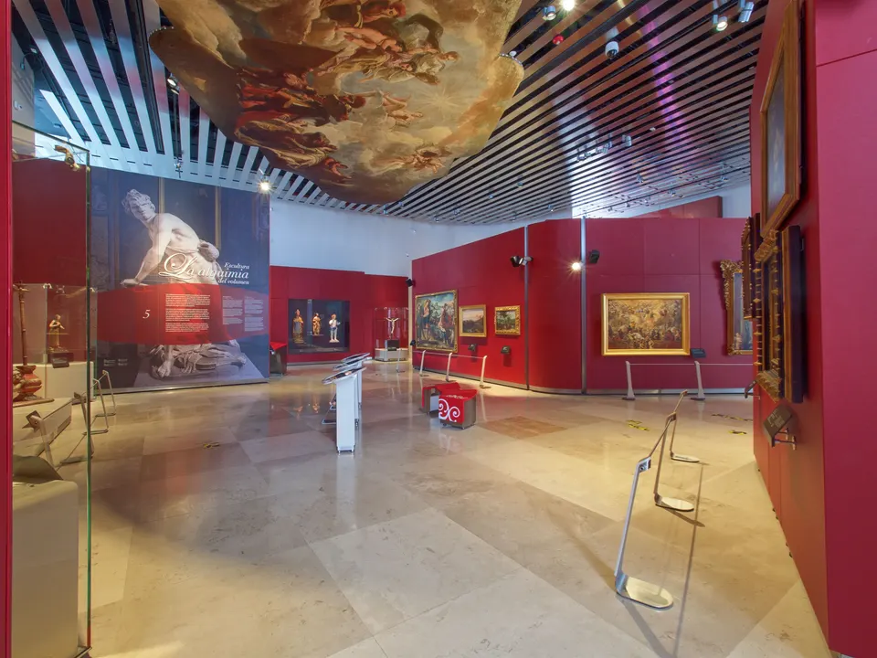Líneas curvas vanguardistas de hormigón blanco del Museo Internacional del Barroco diseñado por Toyo Ito.