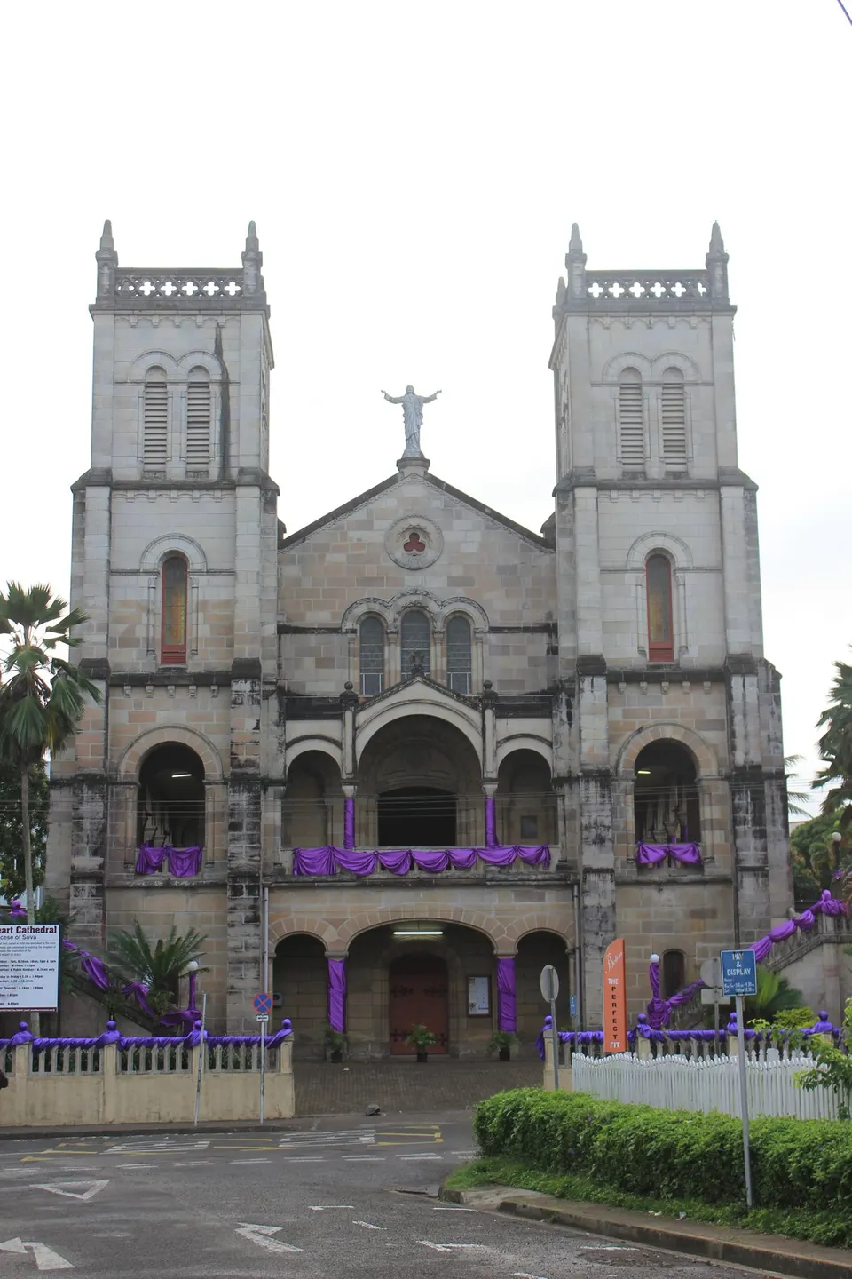 Fachada neorrománica de piedra de la Catedral católica del Sagrado Corazón erigida en Suva.