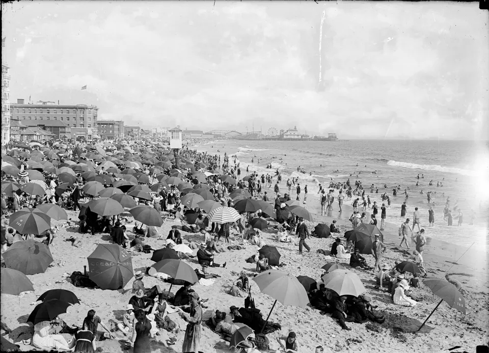 Ocean Park Beach in Santa Monica crowded with bathers, ca.1910
Photograph of Ocean Park Beach in Santa Monica crowded wi en los-angeles