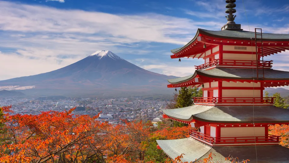 La Pagoda Chureito enmarcada por cerezos en flor con el majestuoso Monte Fuji nevado de fondo en Japón.