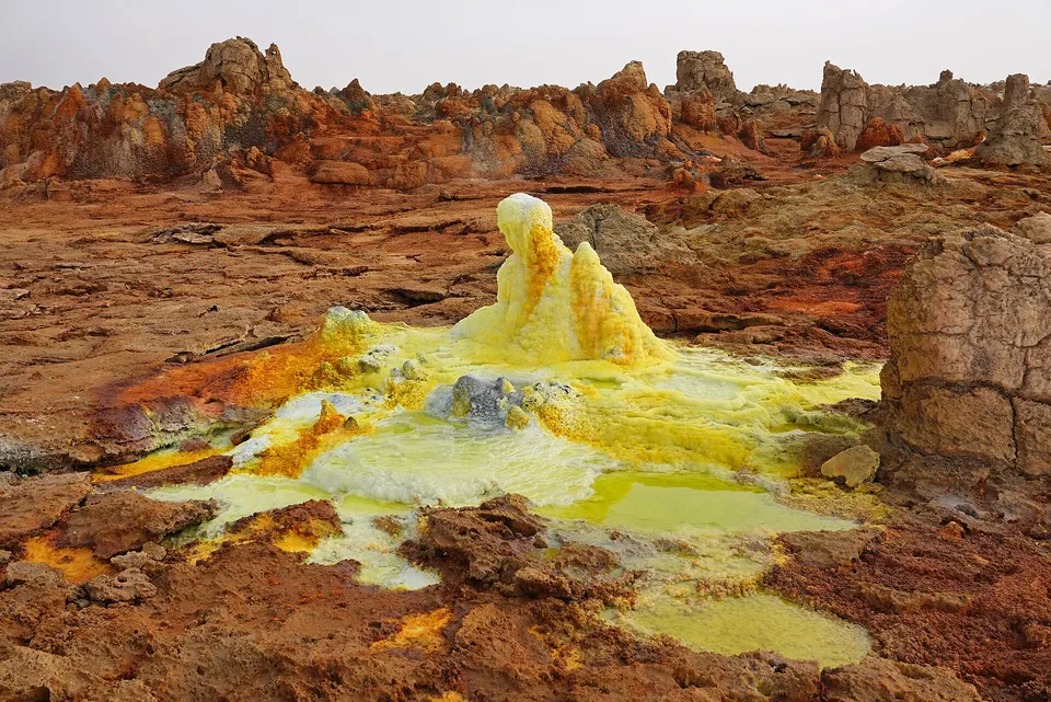 Estatuitas y pilares erosionados de sal de magnesio en los cañones salinos de Dallol.