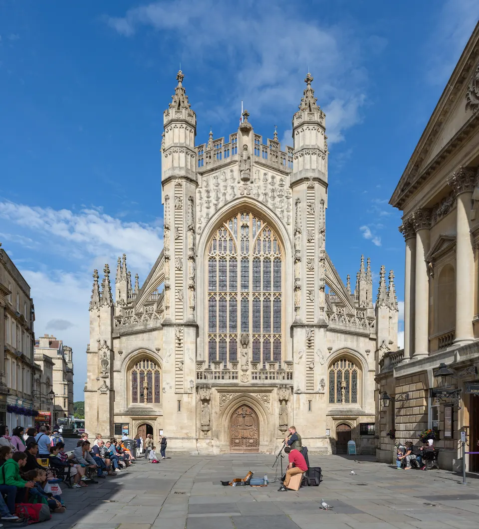 Fachada oeste y torres góticas de la Abadía de Bath.