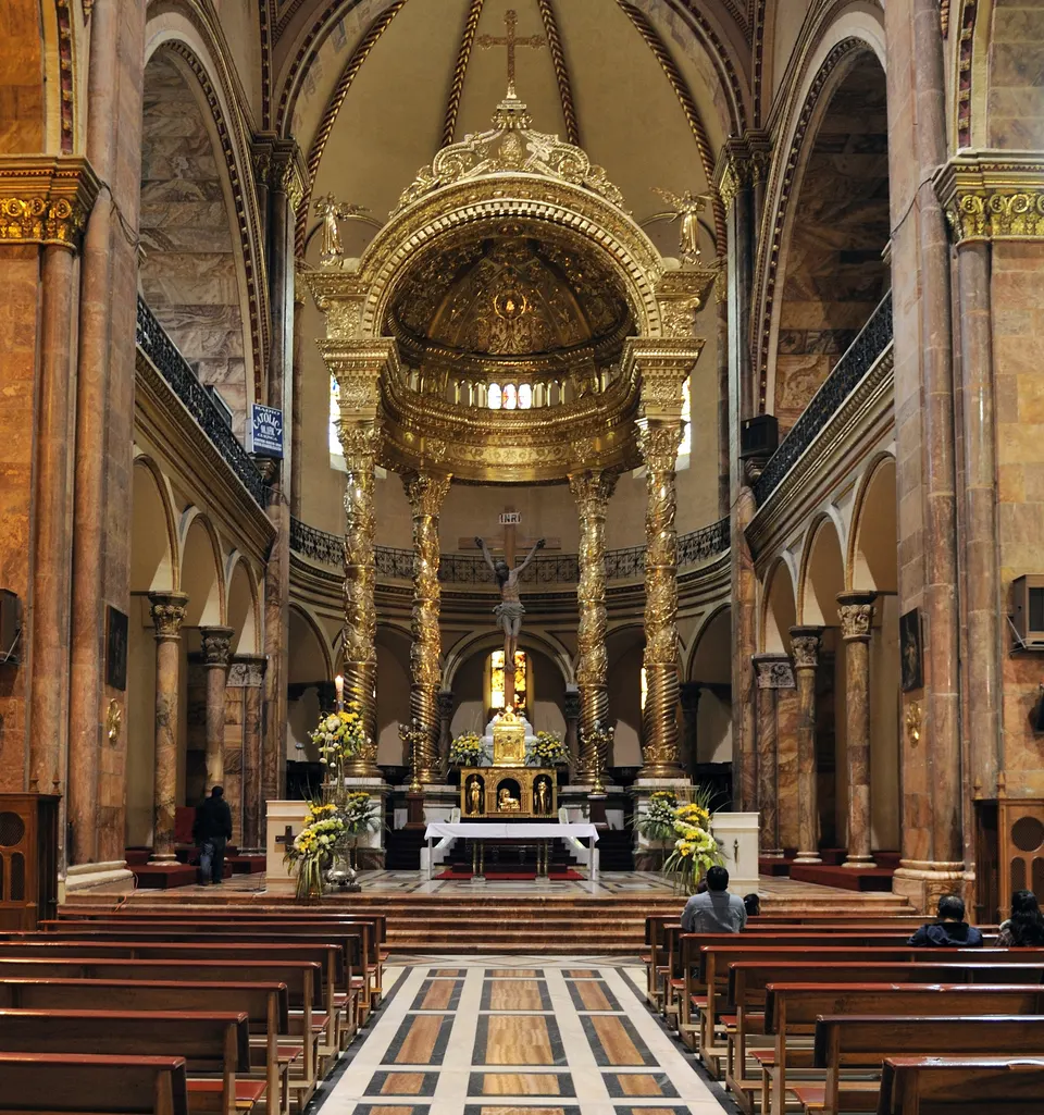 Cuenca, Ecuador: Main altar of Catedral de la Inmaculada Concepcion (Immaculate Conception), commonly designated as Cate en cuenca