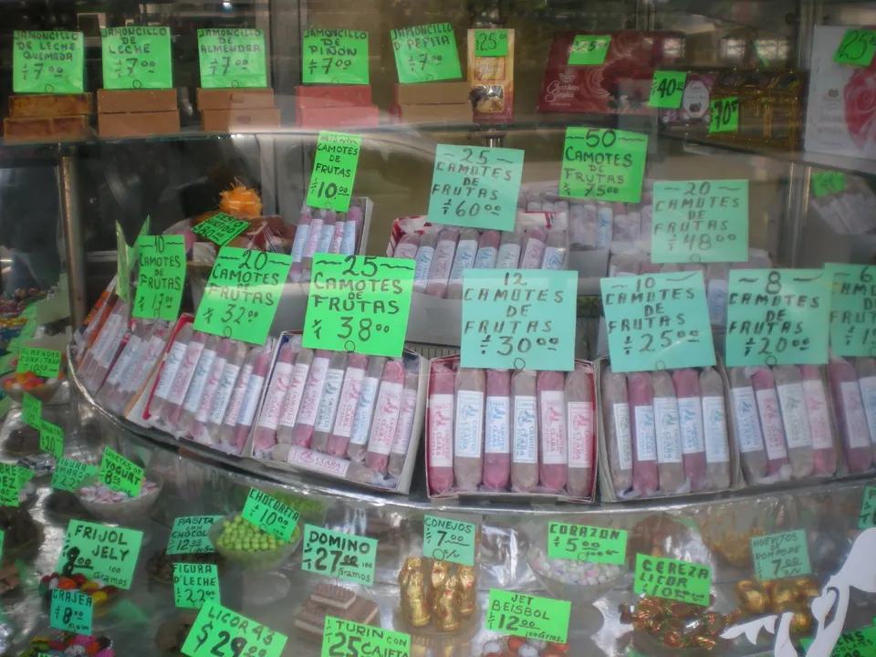 Tradicionales camotes poblanos envueltos en papel encerado y dulces típicos en la Calle de los Dulces.