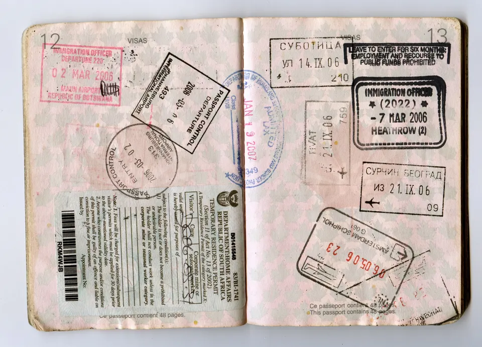 Páginas interiores de pasaporte internacional con sellos oficiales de entrada y salida.